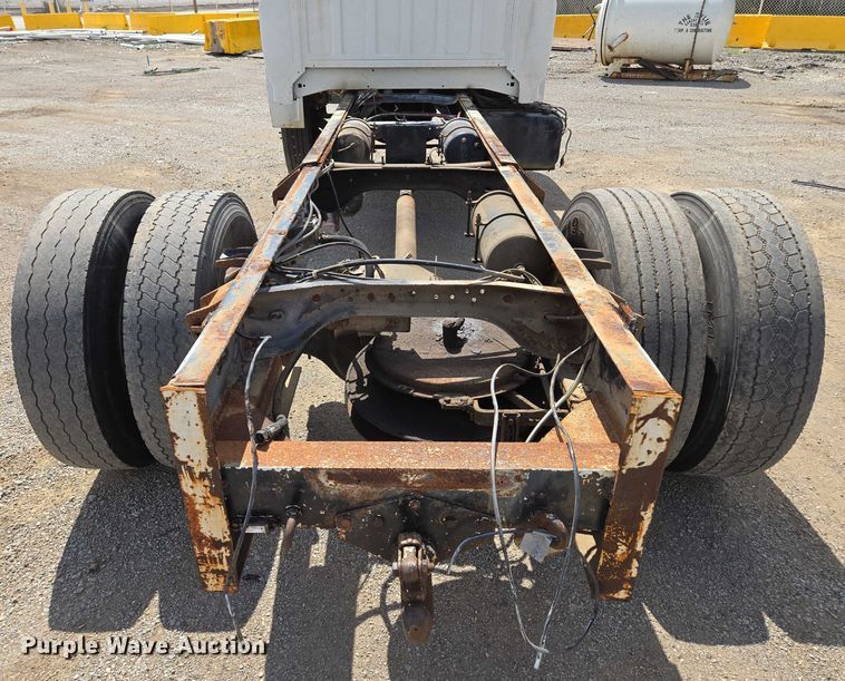 image for item EV1591 1988 Ford F800 truck cab and chassis