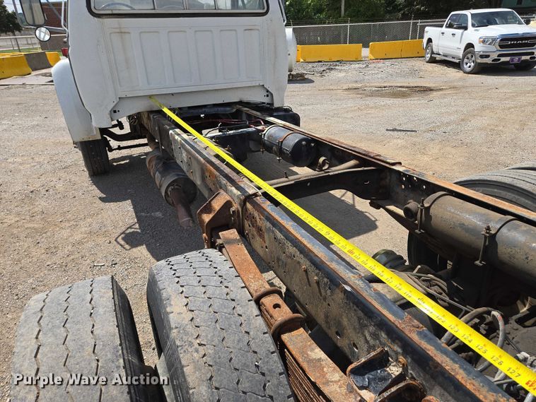 image for item EV1591 1988 Ford F800 truck cab and chassis