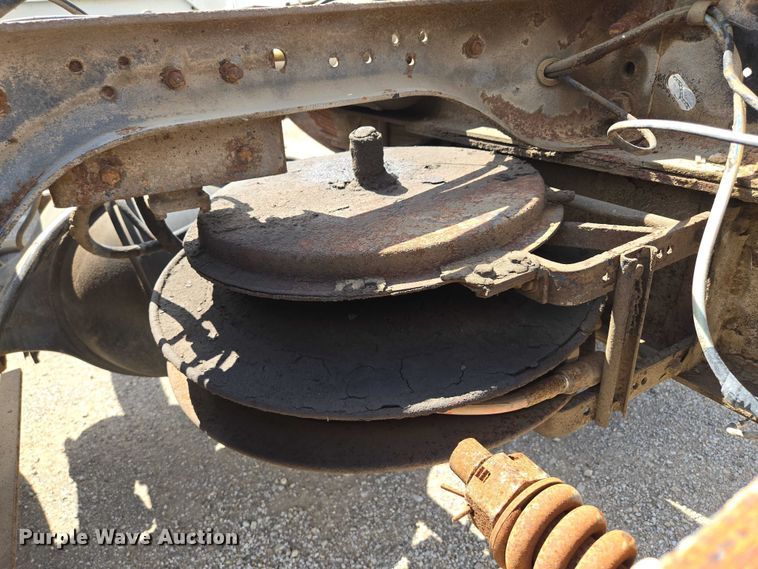 image for item EV1591 1988 Ford F800 truck cab and chassis