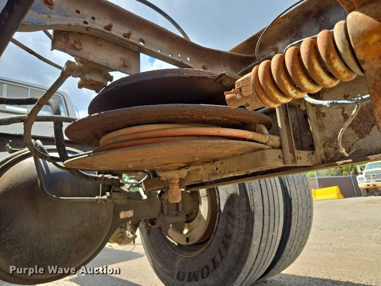 image for item EV1591 1988 Ford F800 truck cab and chassis