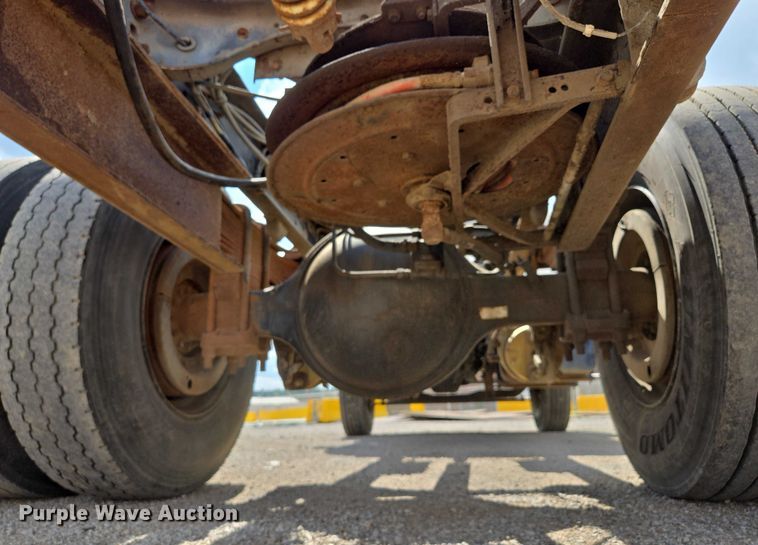 image for item EV1591 1988 Ford F800 truck cab and chassis