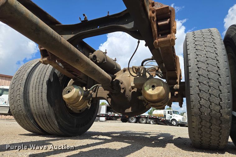 image for item EV1591 1988 Ford F800 truck cab and chassis