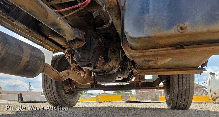 image for item EV1591 1988 Ford F800 truck cab and chassis