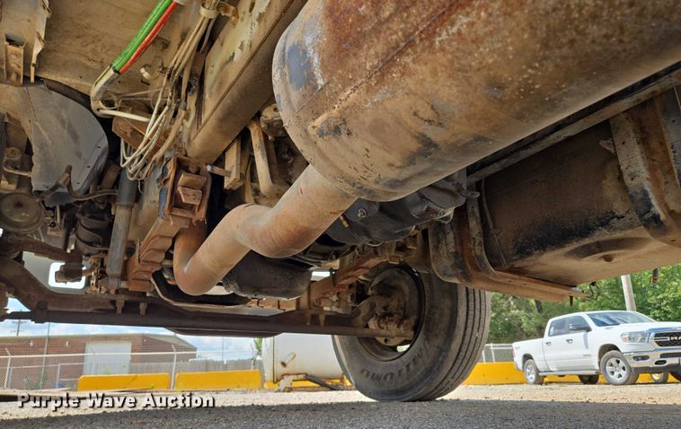 image for item EV1591 1988 Ford F800 truck cab and chassis