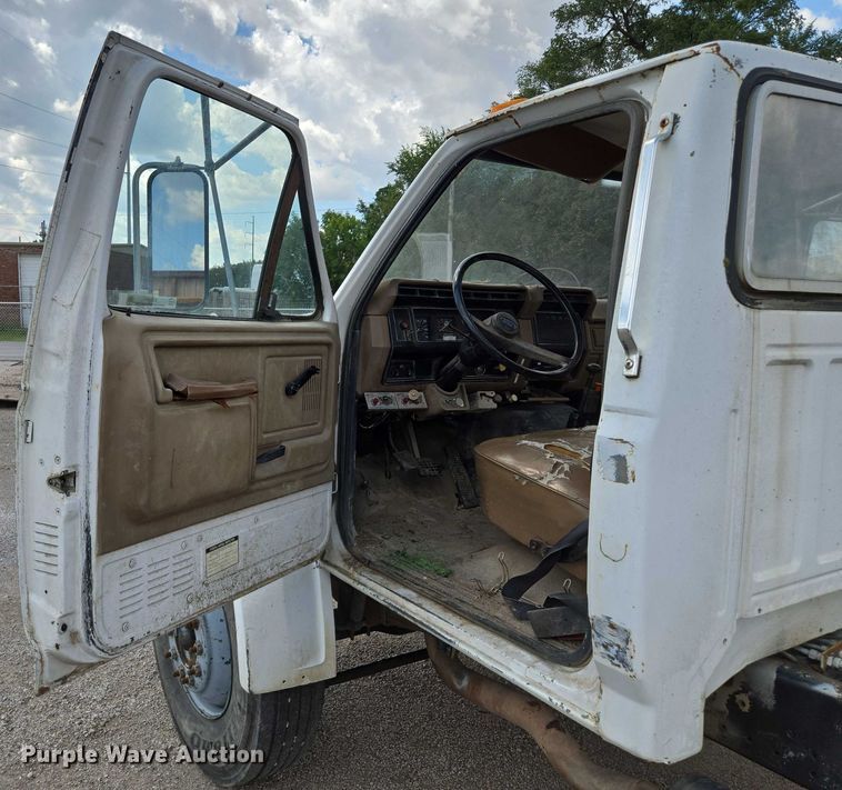 image for item EV1591 1988 Ford F800 truck cab and chassis