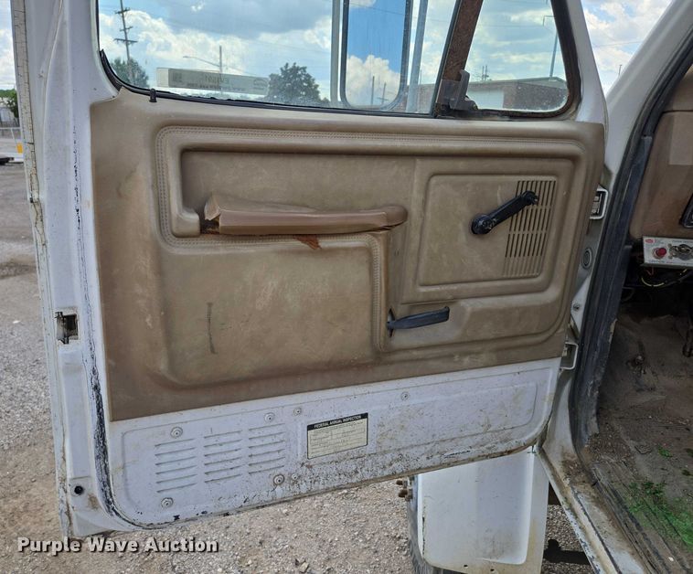 image for item EV1591 1988 Ford F800 truck cab and chassis