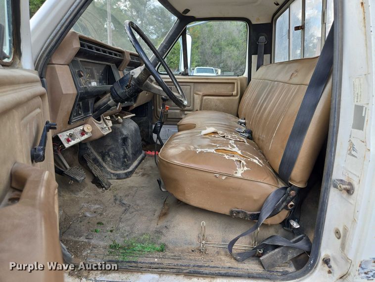 image for item EV1591 1988 Ford F800 truck cab and chassis