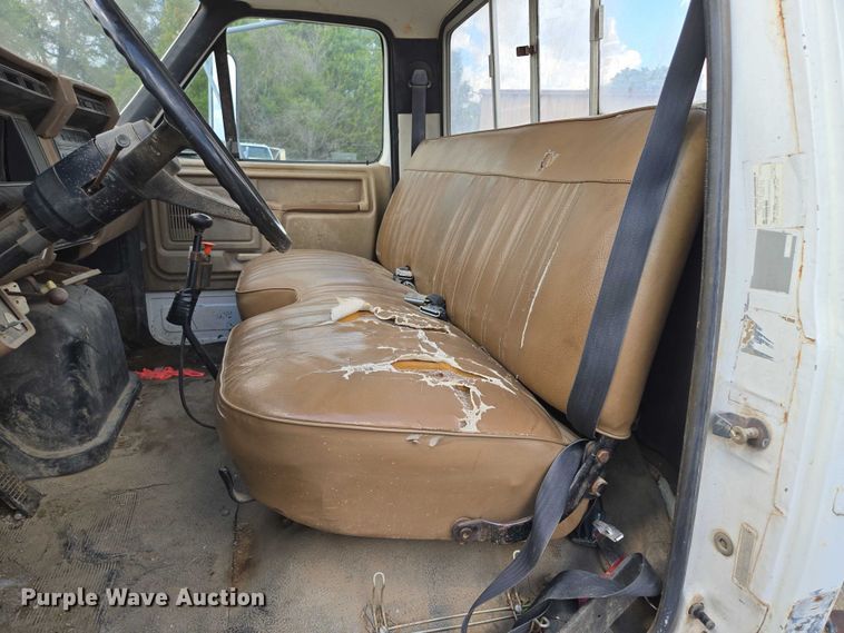 image for item EV1591 1988 Ford F800 truck cab and chassis