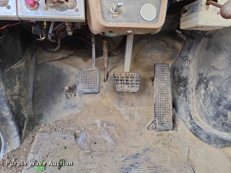 image for item EV1591 1988 Ford F800 truck cab and chassis