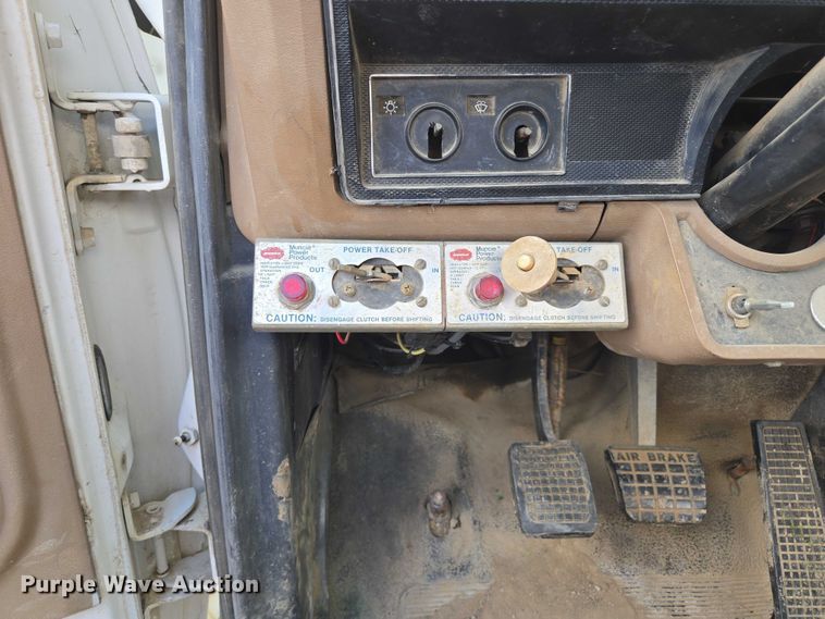 image for item EV1591 1988 Ford F800 truck cab and chassis
