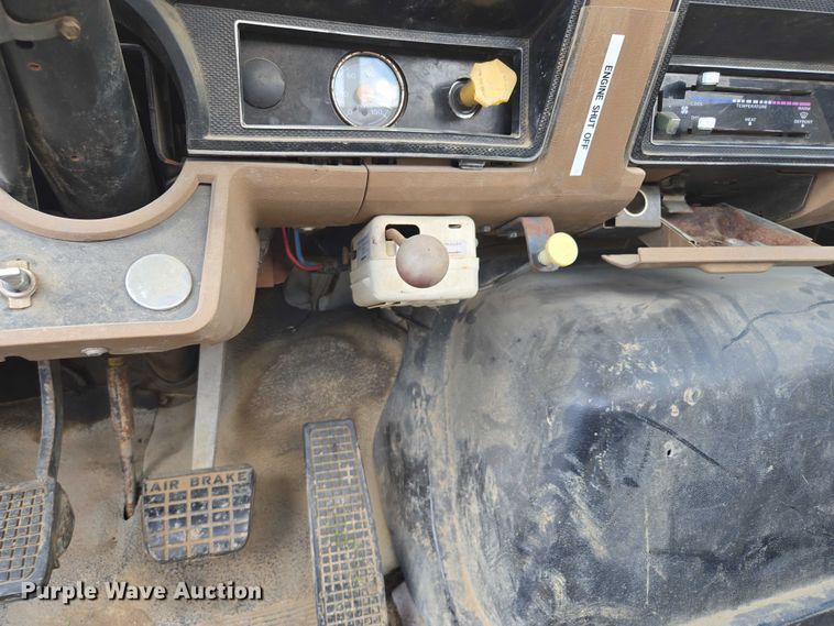 image for item EV1591 1988 Ford F800 truck cab and chassis