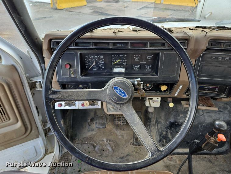 image for item EV1591 1988 Ford F800 truck cab and chassis