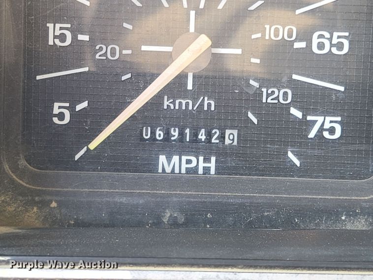 image for item EV1591 1988 Ford F800 truck cab and chassis