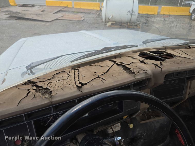 image for item EV1591 1988 Ford F800 truck cab and chassis