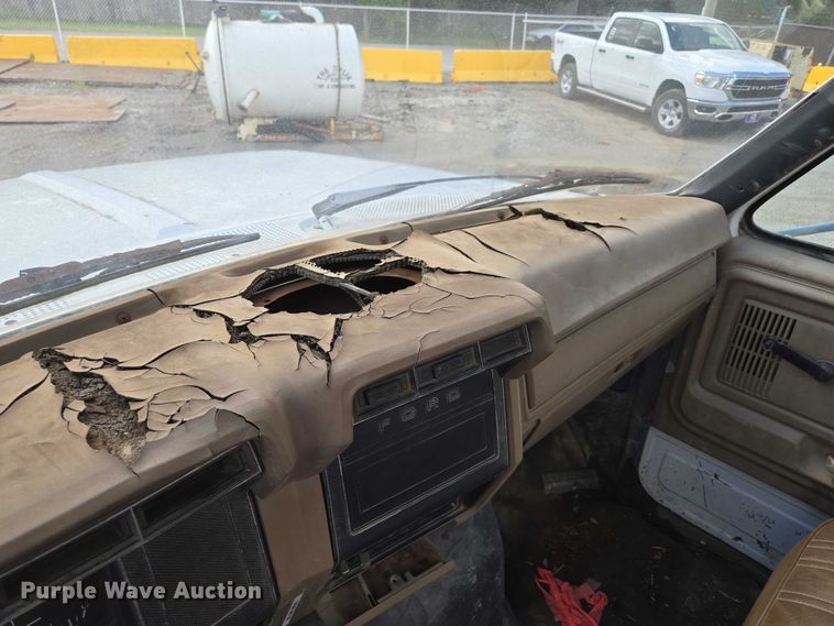 image for item EV1591 1988 Ford F800 truck cab and chassis