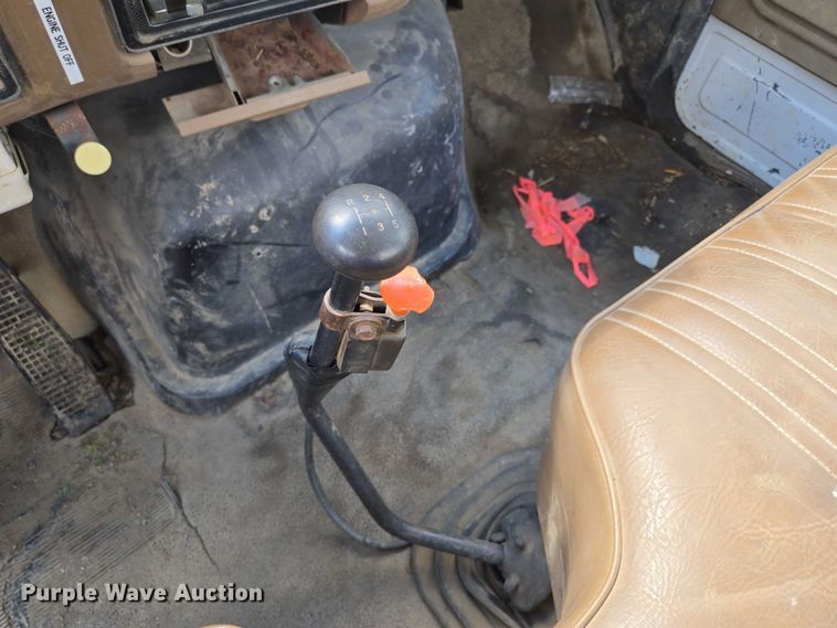 image for item EV1591 1988 Ford F800 truck cab and chassis