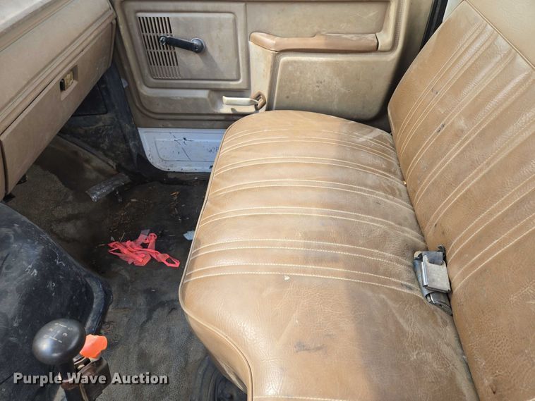 image for item EV1591 1988 Ford F800 truck cab and chassis