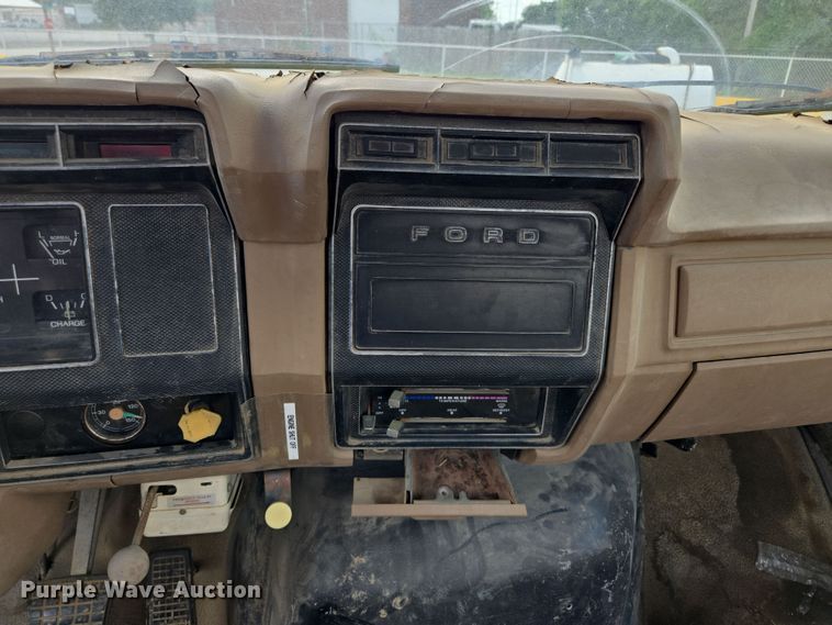 image for item EV1591 1988 Ford F800 truck cab and chassis