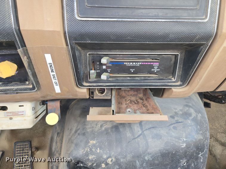 image for item EV1591 1988 Ford F800 truck cab and chassis