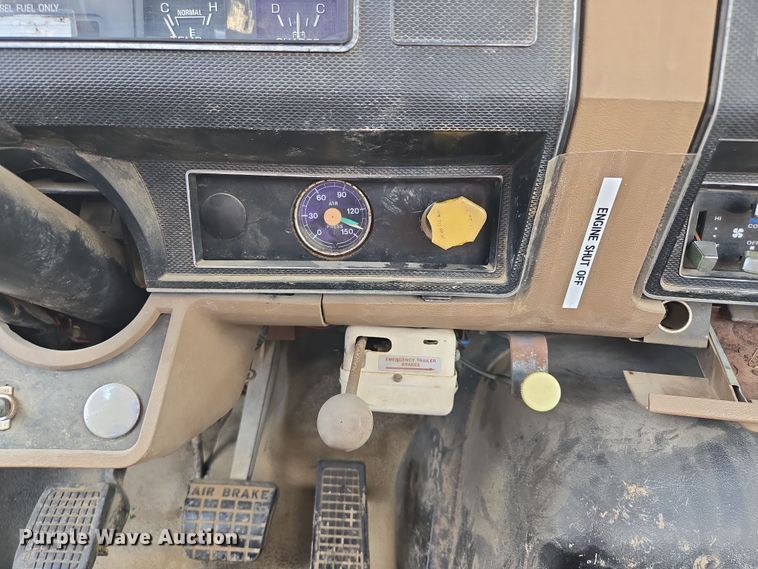 image for item EV1591 1988 Ford F800 truck cab and chassis