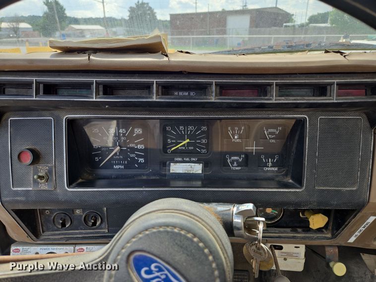 image for item EV1591 1988 Ford F800 truck cab and chassis