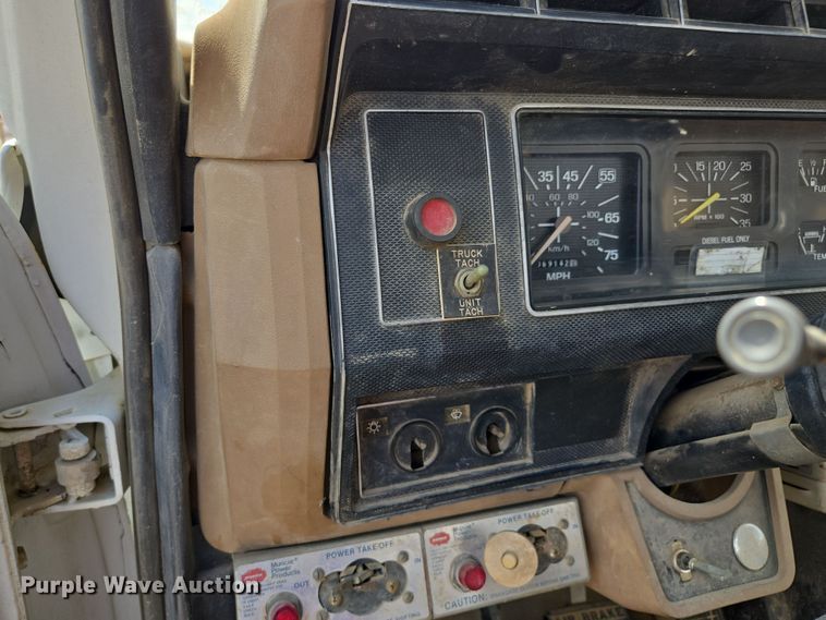 image for item EV1591 1988 Ford F800 truck cab and chassis