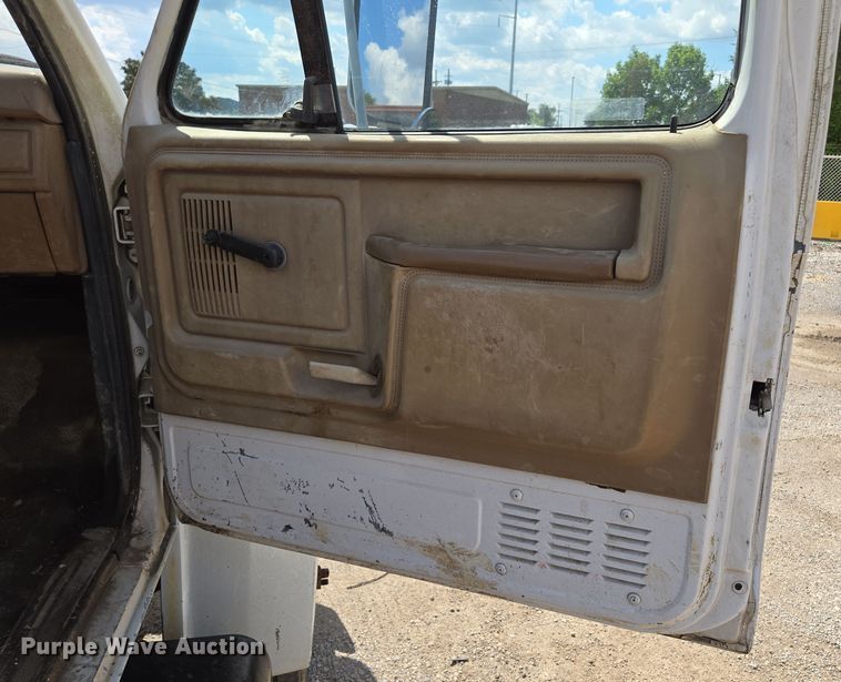 image for item EV1591 1988 Ford F800 truck cab and chassis