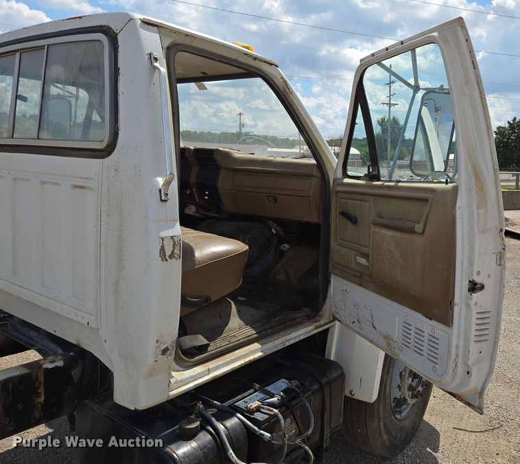 image for item EV1591 1988 Ford F800 truck cab and chassis