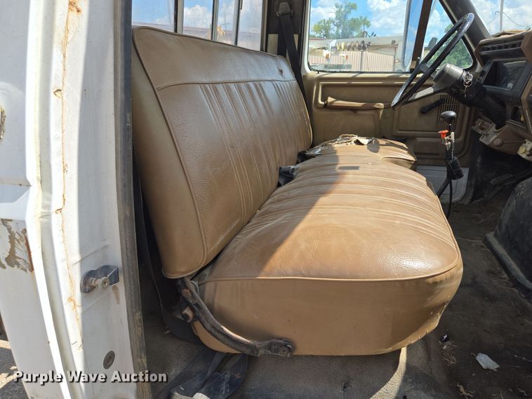 image for item EV1591 1988 Ford F800 truck cab and chassis