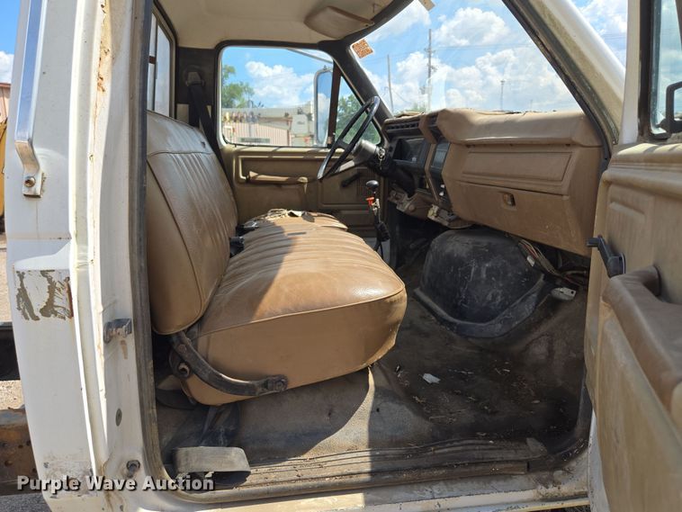 image for item EV1591 1988 Ford F800 truck cab and chassis