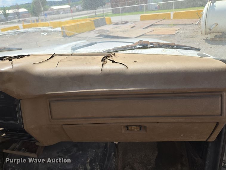 image for item EV1591 1988 Ford F800 truck cab and chassis