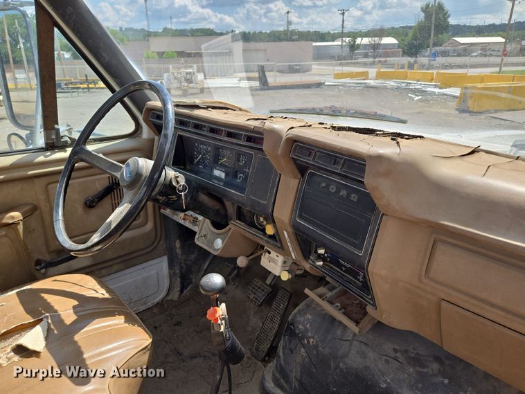 image for item EV1591 1988 Ford F800 truck cab and chassis