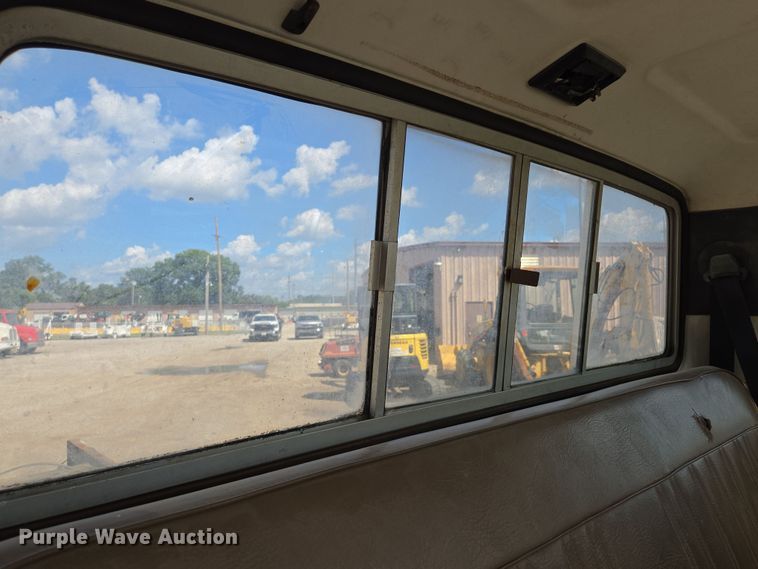 image for item EV1591 1988 Ford F800 truck cab and chassis