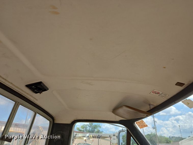 image for item EV1591 1988 Ford F800 truck cab and chassis