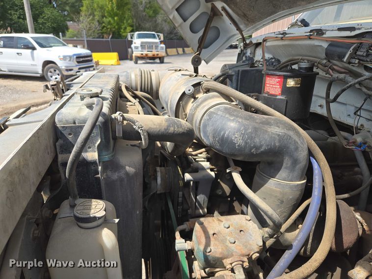 image for item EV1591 1988 Ford F800 truck cab and chassis