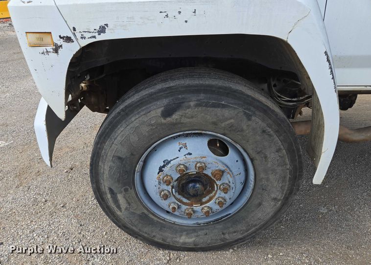 image for item EV1591 1988 Ford F800 truck cab and chassis