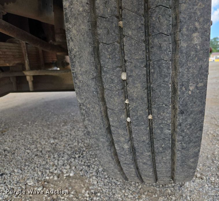 image for item EV1591 1988 Ford F800 truck cab and chassis