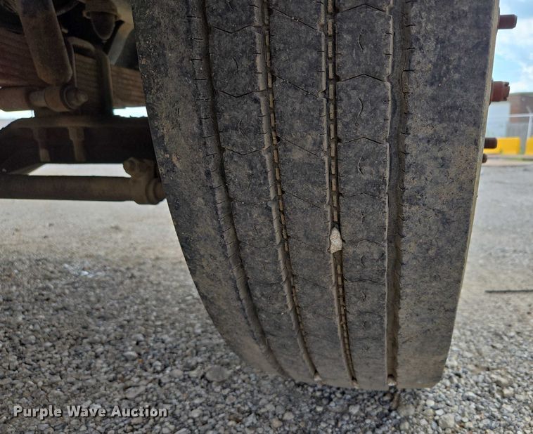 image for item EV1591 1988 Ford F800 truck cab and chassis