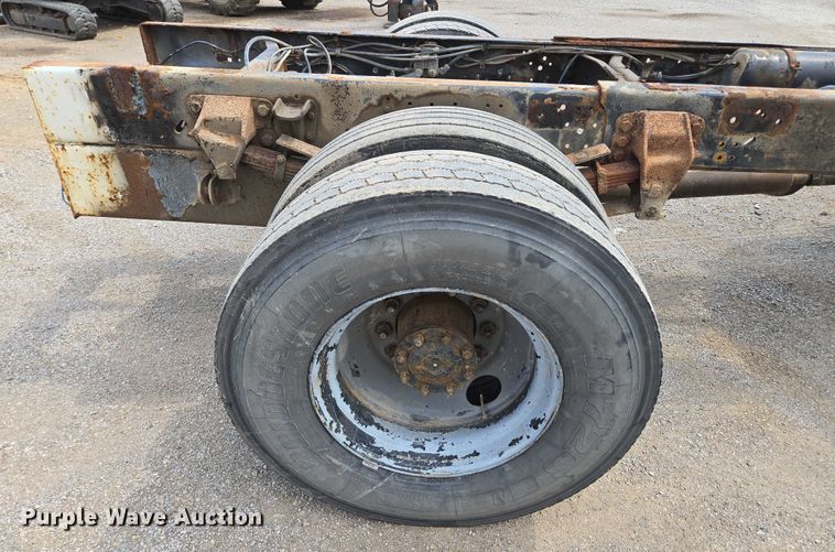 image for item EV1591 1988 Ford F800 truck cab and chassis