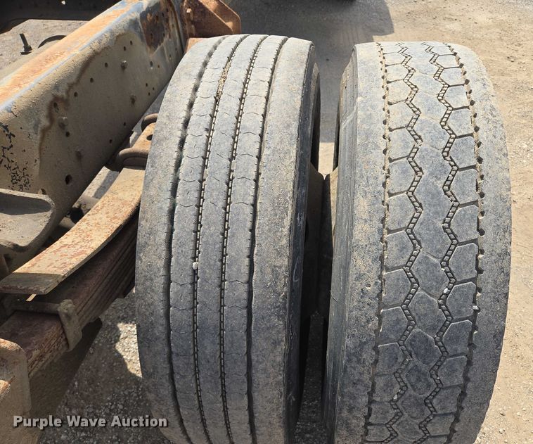 image for item EV1591 1988 Ford F800 truck cab and chassis