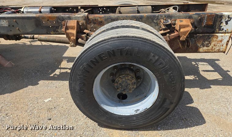 image for item EV1591 1988 Ford F800 truck cab and chassis