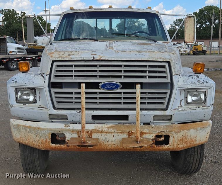 image for item EV1592 1988 Ford F800 