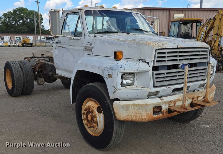image for item EV1592 1988 Ford F800 