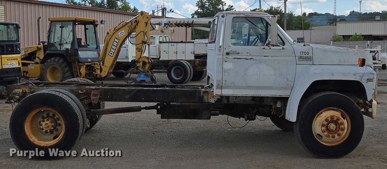 image for item EV1592 1988 Ford F800 