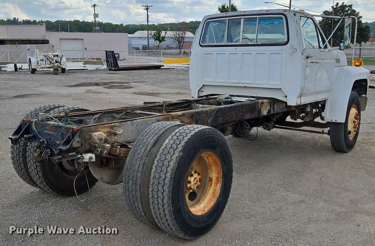 image for item EV1592 1988 Ford F800 