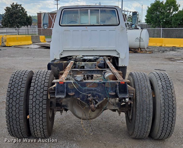 image for item EV1592 1988 Ford F800 