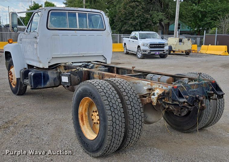 image for item EV1592 1988 Ford F800 