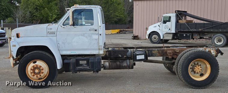 image for item EV1592 1988 Ford F800 