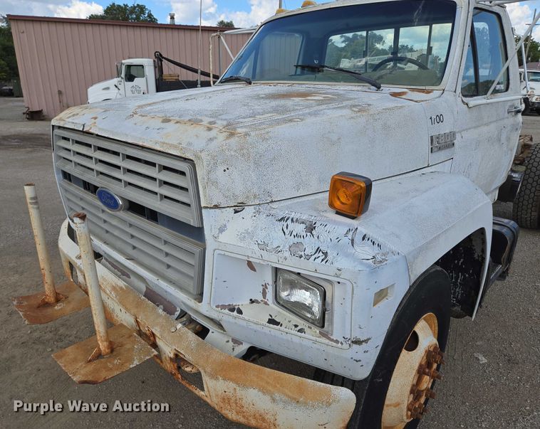 image for item EV1592 1988 Ford F800 