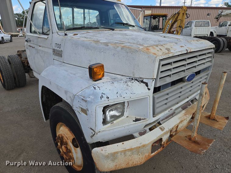 image for item EV1592 1988 Ford F800 